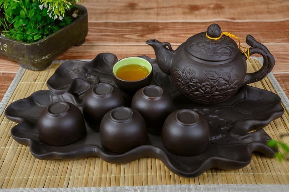 Bộ ấm chén tử sa khay lá sen khắc nổi sen đen cao cấp BátTràng -