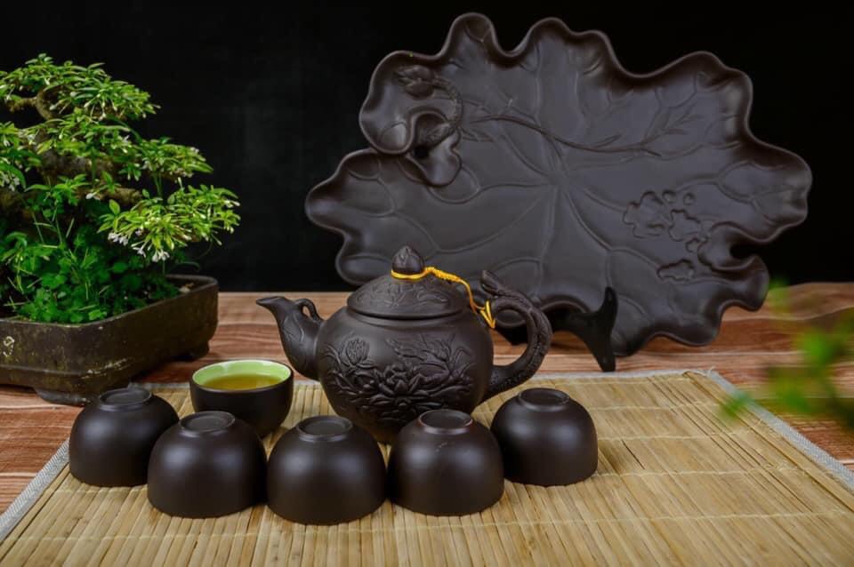 Bộ ấm chén tử sa đắp sen khay lá sen đen cao cấp BátTràng -